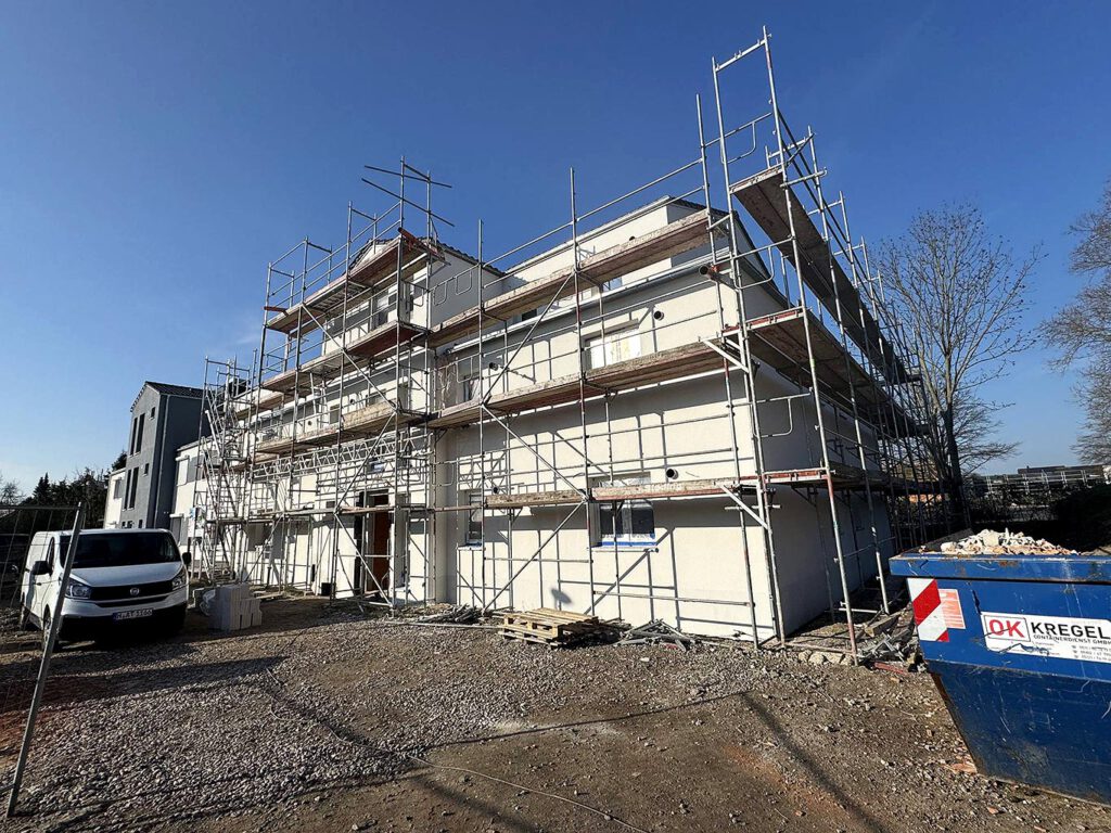 Neubau Grüner Weg Lindhorst im Bauzustand mit Gerüst und aufgebrachtem Oberputz, Baufortschritt 2. Bauabschnitt mit 8 Wohneinheiten