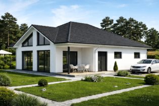 Außenansicht des Bungalows Comfort 158 bei Tag – weißer Massivbau mit Walmdach, überdachter Terrasse, großen Fensterfronten, Carport und gepflegtem Garten – barrierearmes Wohnen auf einer Ebene, Energieeffizienzklasse A+, Fertigstellung 2021