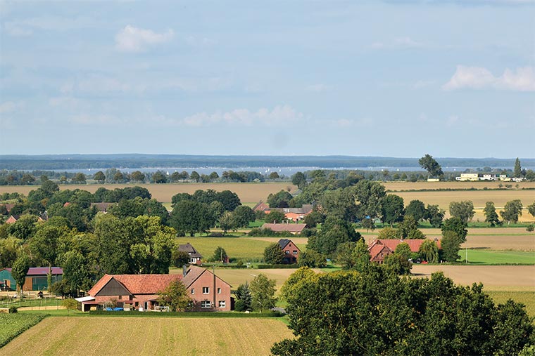 Ländliche Umgebung von Lindhorst im Landkreis Schaumburg mit Feldern, Bauernhöfen und Blick in Richtung Steinhuder Meer