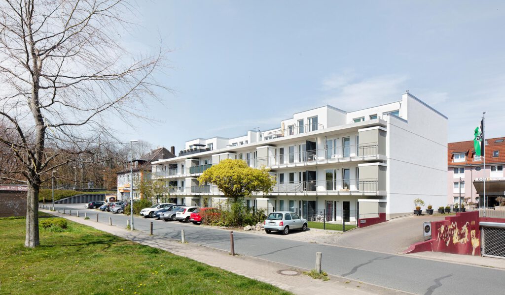 mehrfamilienhaus-sehnde-peiner-strasse-aussenansicht-stellplaetze-strassenansicht