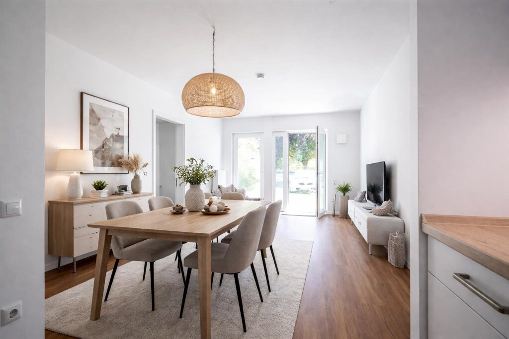 Heller Wohn- und Essbereich einer Erdgeschosswohnung in Sehnde mit Terrassenzugang, Vinylboden in Holzoptik und moderner Einrichtung – geförderte 2-Zimmer-Mietwohnung, Peiner Straße 5