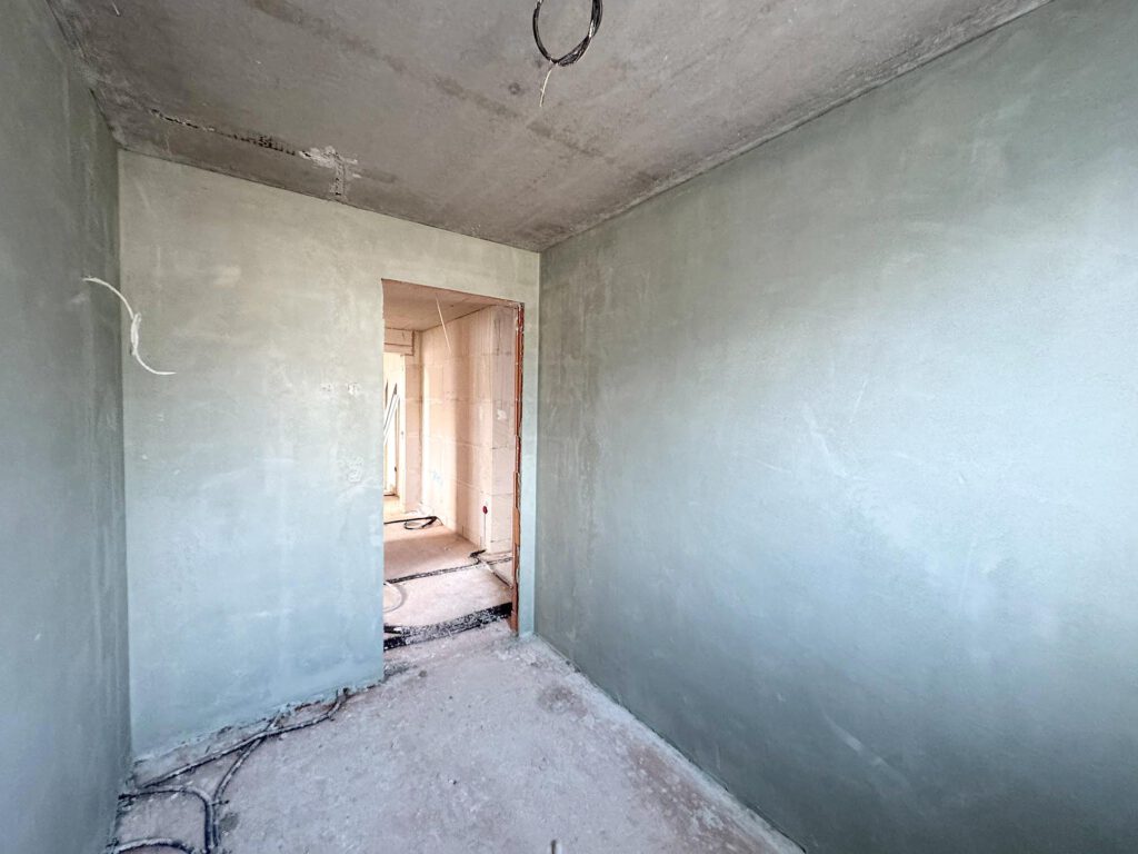 Rohbauzustand eines Badezimmers in einer 2-Zimmer-Wohnung im Neubau Grüner Weg Lindhorst mit Aqua-Protect-Abdichtung vor der Fliesenverlegung, 2. Bauabschnitt